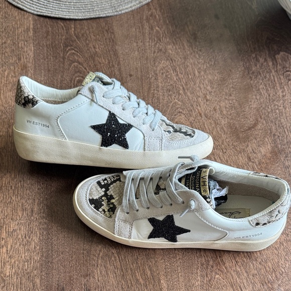Vintage Havana Shoes - Vintage Havana White Sneakers with Black Star and Snake Print